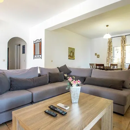 Kefalonia Sleeps 6 With Pool Air Con And Wifi