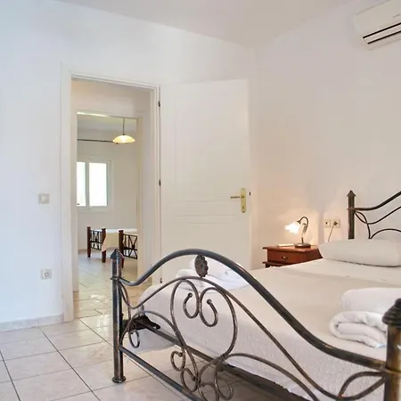Kefalonia Sleeps 6 With Pool Air Con And Wifi
