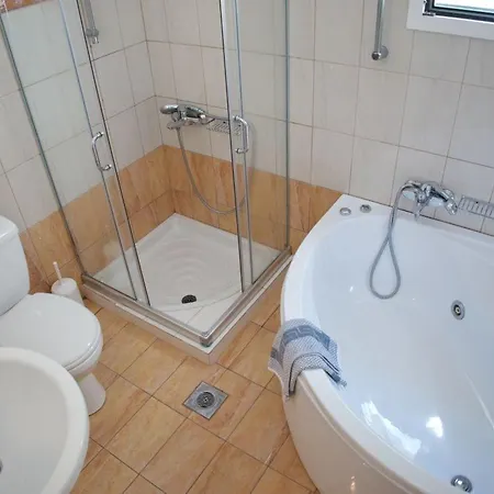 Kefalonia Sleeps 6 With Pool Air Con And Wifi